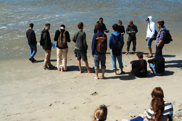 Biologiestudenten während einer meereskundlichen Exkursion zum Thema Beratung, Umwelt, Aquakultur sowie Fisch. Nadelöhr unserer Aquakultur sind junge Experten ebenso wie Satzfische.